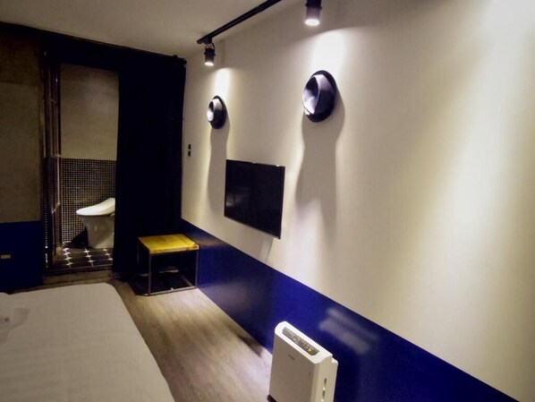Desk, laptop workspace, free WiFi