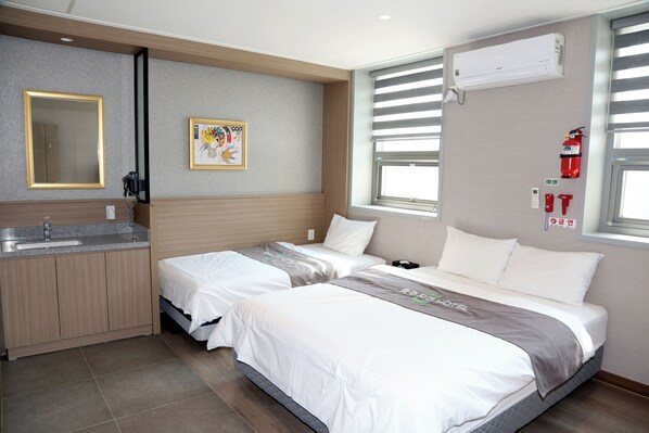 A hotel room with two beds, a sink, and a window with blinds. - Mungang Sulfur Hot Springs (Chungju)