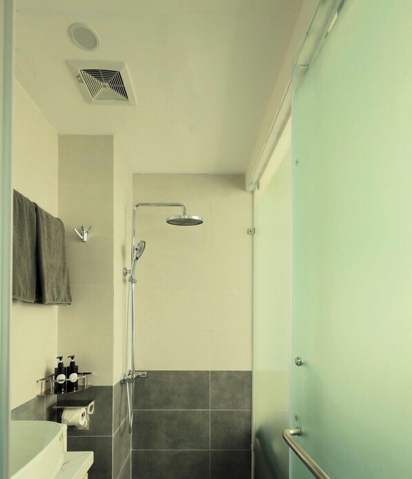 A bathroom with a shower, a toilet, a sink, and a towel rack. - HoLo Ba Dinh Hanoi - Serviced HomeStay (Hanoi)