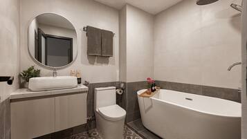 Family Studio, Balcony | Blackout drapes, iron/ironing board, free WiFi