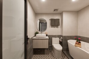 Studio phong cách cổ điển, bếp nhỏ, quang cảnh thành phố | Màn/rèm cản sáng, bàn ủi/dụng cụ ủi quần áo 