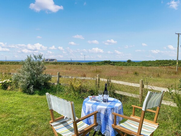 Outdoor dining - 1 bedroom accommodation in St Agnes (St Agnes)
