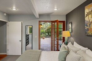 3 bedrooms, desk, iron/ironing board, travel crib