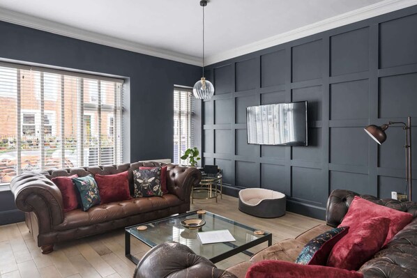 TV, offices - Stylish Apartment w/ Parking, Central Ilfracombe (Ilfracombe)