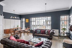 TV, offices - Stylish Apartment w/ Parking, Central Ilfracombe (Ilfracombe)