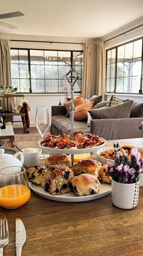 Wandarra Homestead | Luxury 4BR Farm stay on 25 Acres