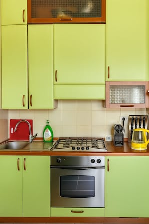 Four à micro-ondes, un four, surface de cuisson