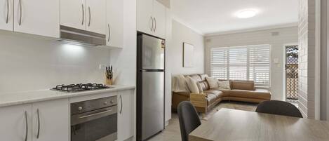 冷蔵庫、電子レンジ、オーブン、コンロ