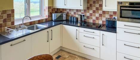 Lavavajillas y trona infantil