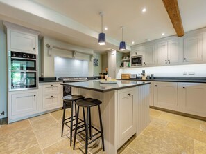 Dishwasher, high chair - Kings Cottage South - UK49854 (Salisbury)