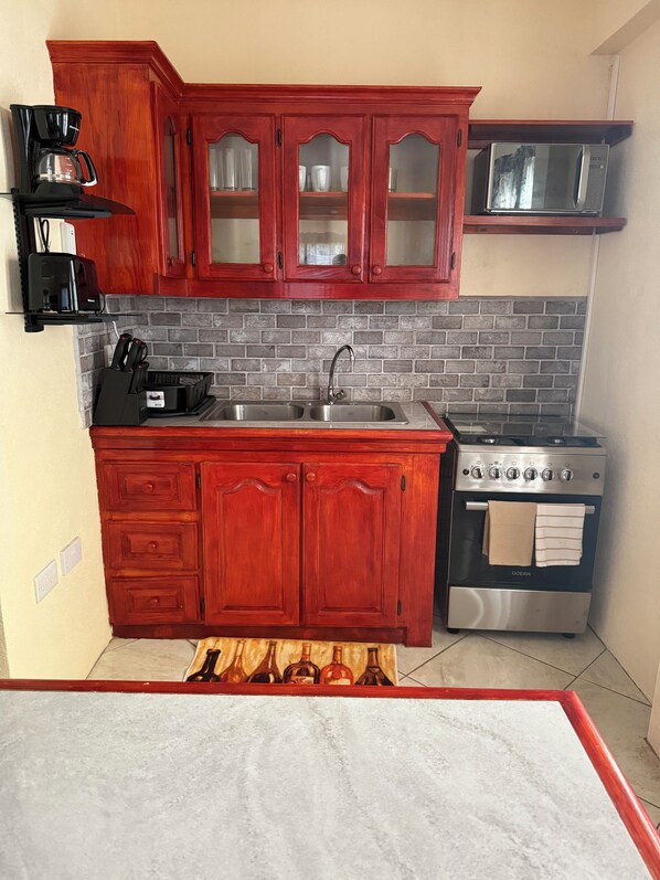 Kühlschrank, Mikrowelle, Ofen, Herdplatte