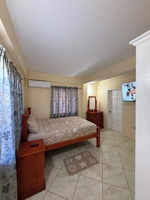 Zimmersafe, Bügeleisen/Bügelbrett, kostenloses WLAN, Bettwäsche