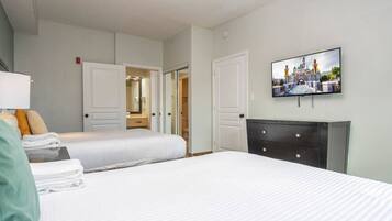 Escritorio, tabla de planchar con plancha, wifi gratis y ropa de cama