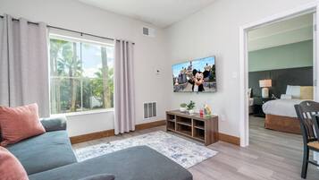 Escritorio, tabla de planchar con plancha, wifi gratis y ropa de cama