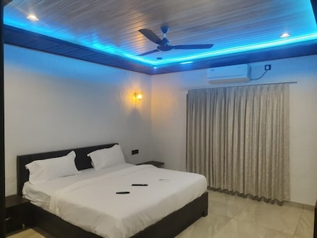 Desk, free WiFi. Madhurai Resort