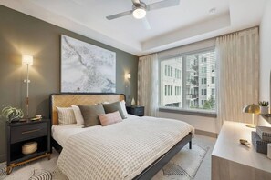 شقة مميزة - غرفتا نوم | بديكورات فريدة لكل غرفة وطراز فريد لكل وحدة ومكواة/لوح كي