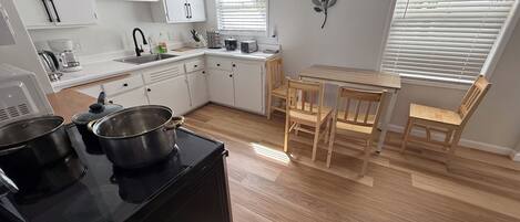 Réfrigérateur, four à micro-ondes, un four, surface de cuisson