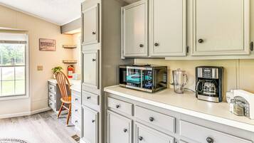 Fridge, microwave, stovetop, dishwasher
