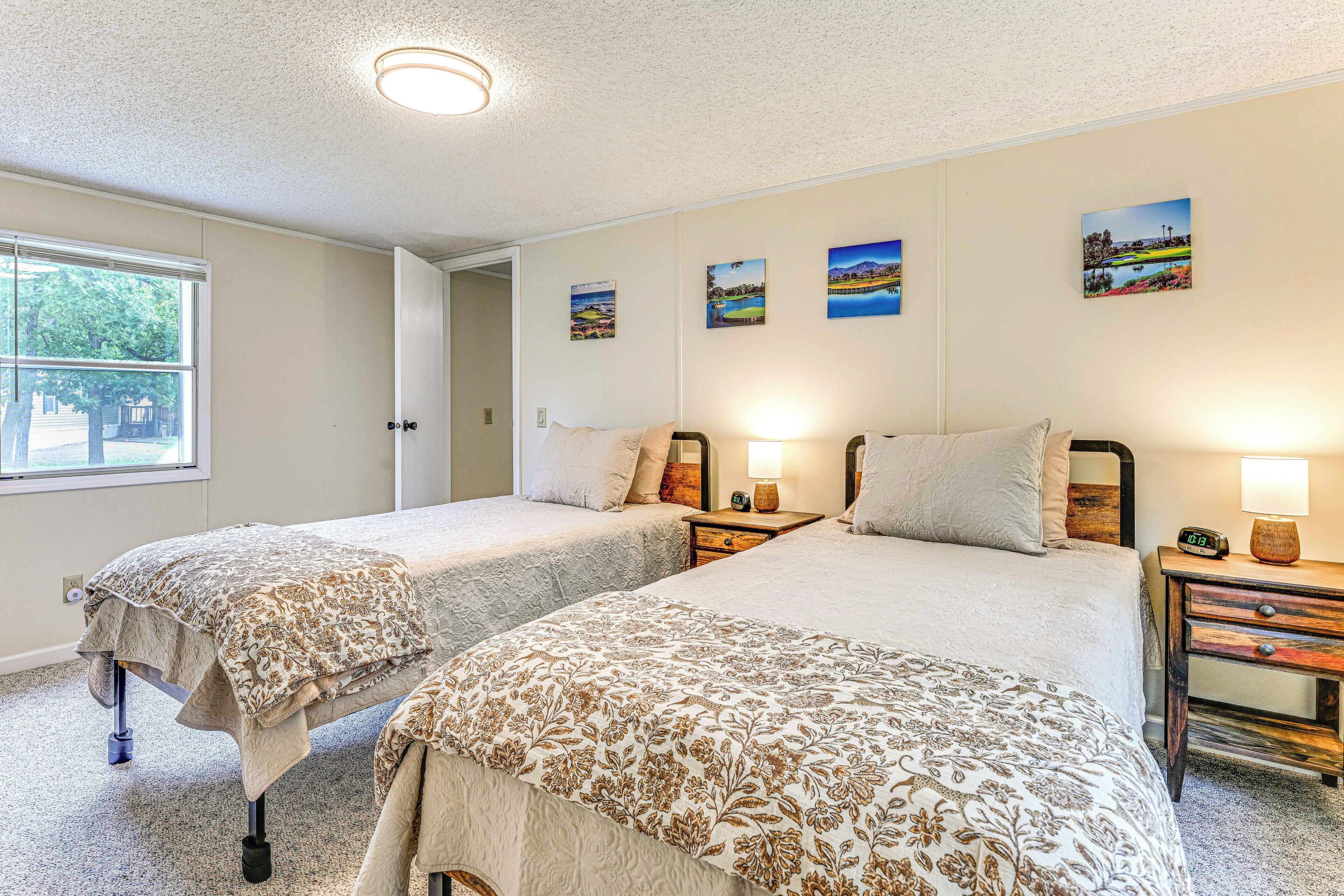 3 bedrooms, desk, iron/ironing board, internet