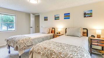 3 bedrooms, desk, iron/ironing board, internet