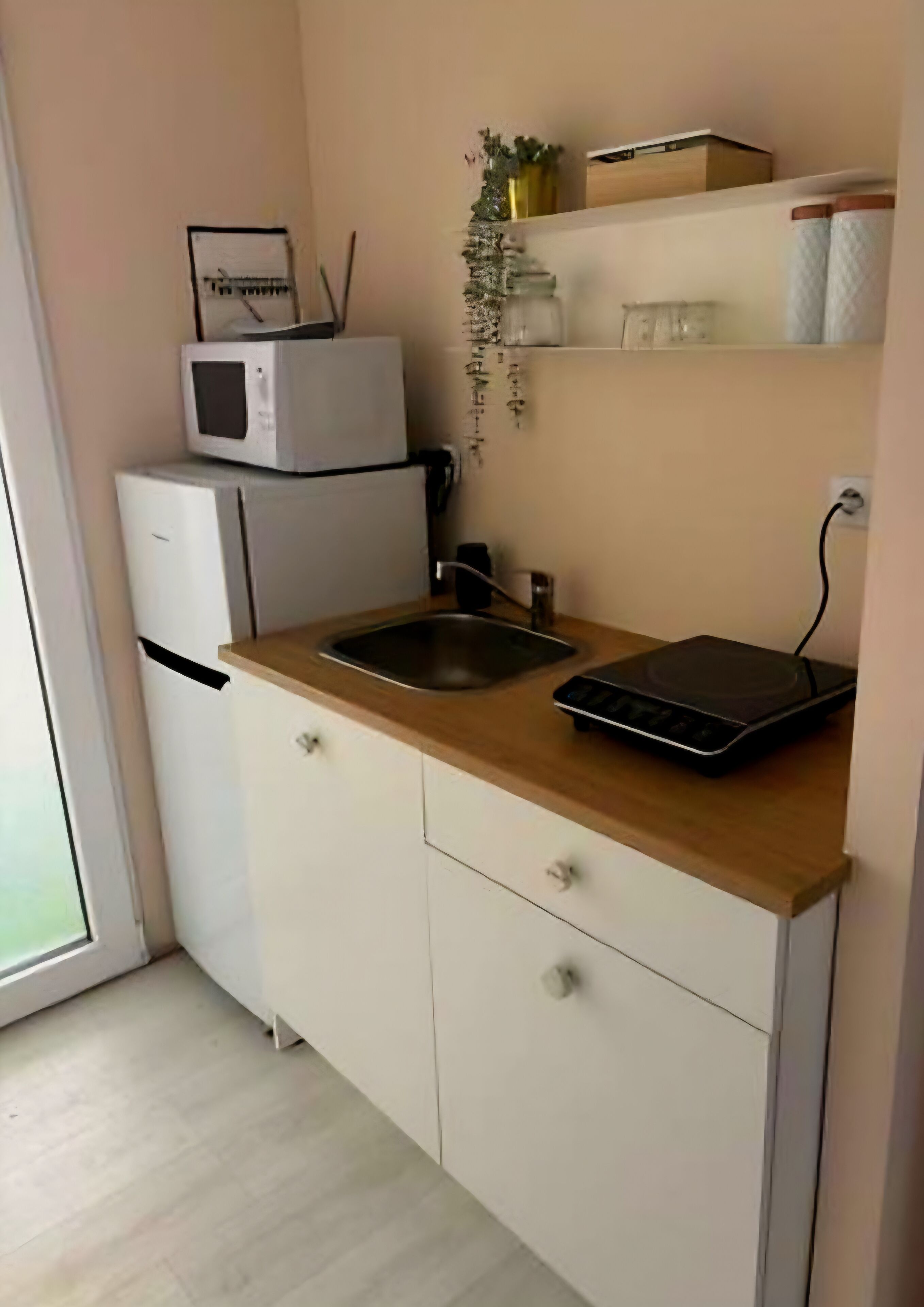 Een microgolfoven, een kookplaat