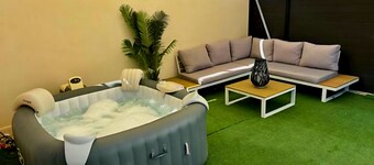 4-person studio with private pool and jacuzzi
