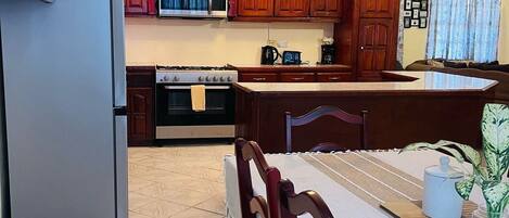 ثلاجة، ميكروويف، فرن، موقد طهي مسطح