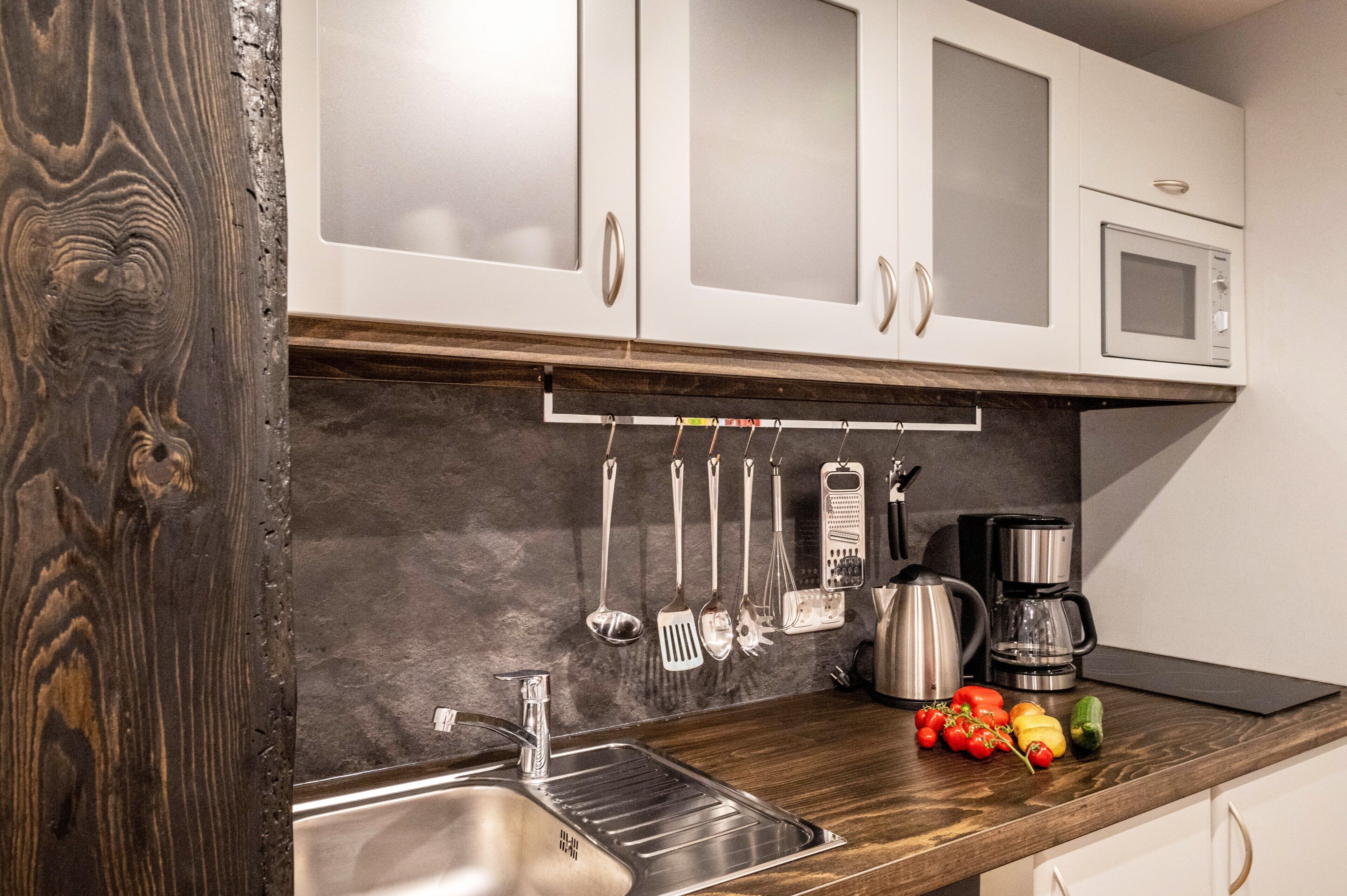 Kühlschrank, Mikrowelle, Herdplatte, Geschirrspüler