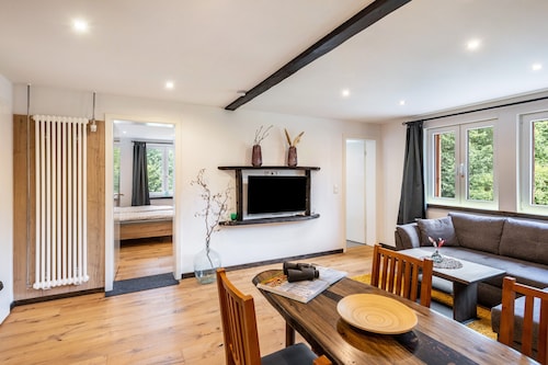Stilvolle, moderne 2-Zimmer-Wohnung mit gemeinsamer Terrasse, Garten und WLAN