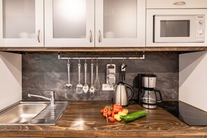 Frigorifero, microonde, piano cottura, lavastoviglie