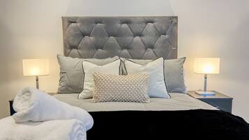 2 bedrooms, desk, iron/ironing board, WiFi