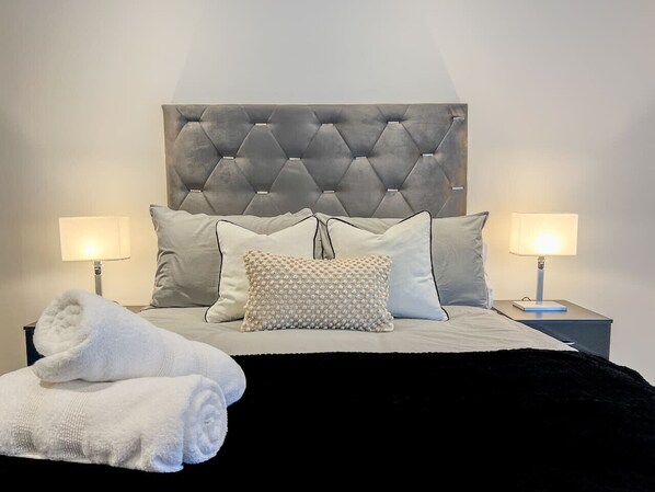 2 bedrooms, desk, iron/ironing board, WiFi