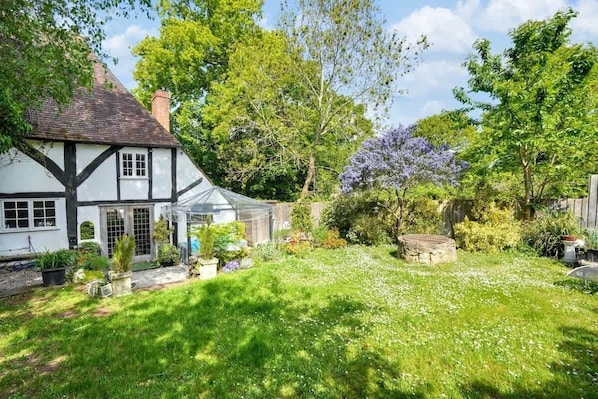 Property grounds - Perfect Booking | The Buttery 500 Year Old Cottage (Kent)