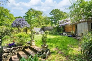 Property grounds - Perfect Booking | The Buttery 500 Year Old Cottage (Kent)