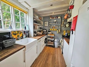 Fridge, microwave, oven, stovetop - Perfect Booking | The Buttery 500 Year Old Cottage (Kent)