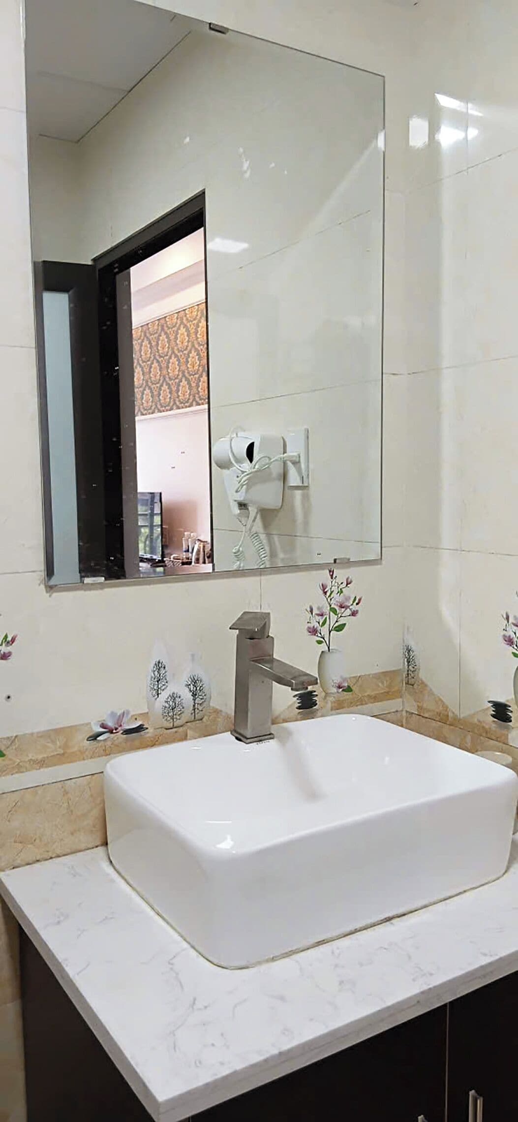 Dusj, toalettartikler (inkludert), hårføner og håndklær