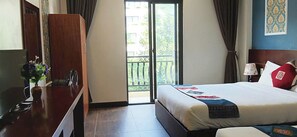 Phòng đôi hoặc 2 giường đơn dành cho gia đình, 2 giường cỡ queen, quang cảnh thành phố | Bàn, truy cập Internet không dây miễn phí