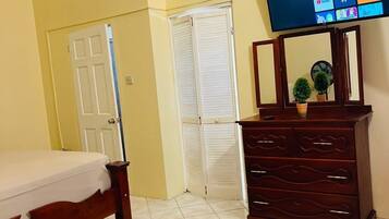 3 chambres, coffres-forts dans les chambres, fer et planche à repasser