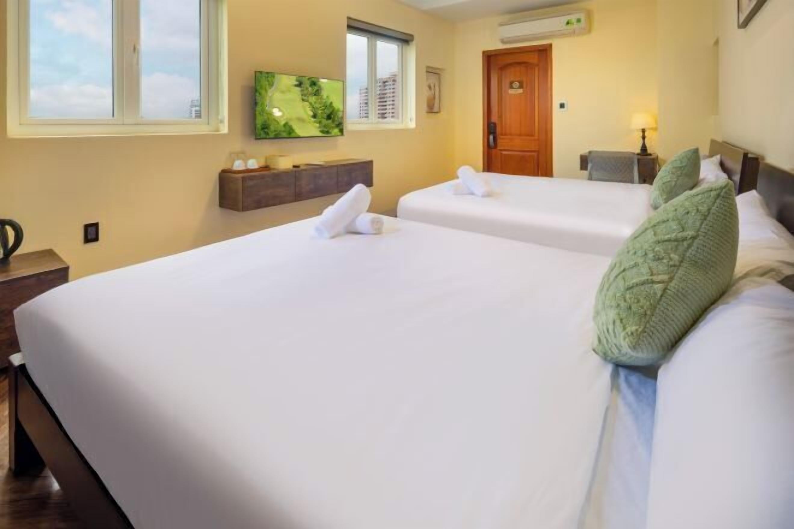 Meja, langsir/tirai gelap terus, kalis bunyi, seterika/papan seterika 