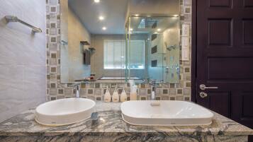 Studio Suite Royal | Phòng tắm | Buồng tắm vòi sen, máy sấy tóc, dép đi trong nhà