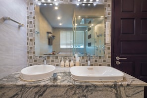 Royal Studio Suite | Bathroom | Shower, hair dryer, slippers, bidet