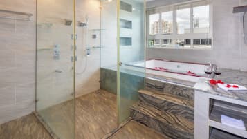 Royal Studio Suite | Bathroom | Shower, hair dryer, slippers, bidet