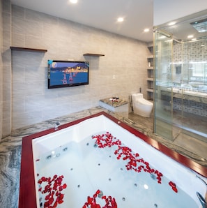 Suite estudio Royal | Baño | Ducha, secador de pelo, zapatillas y bidé