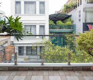 Habitación Deluxe doble, balcón, vistas a la ciudad | Escritorio, cortinas opacas, tabla de planchar con plancha y wifi gratis