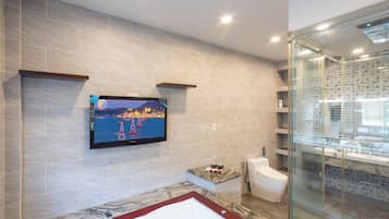 Studio Suite Royal | Phòng tắm | Buồng tắm vòi sen, máy sấy tóc, dép đi trong nhà