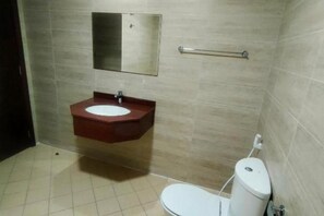 Shower, bidet, towels, toilet paper