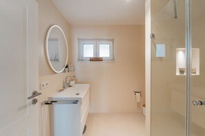 Een douche, een haardroger, handdoeken