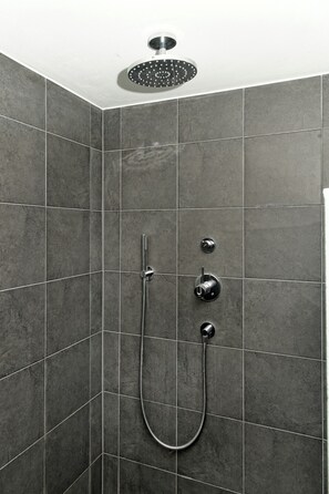 Een douche, een haardroger, handdoeken