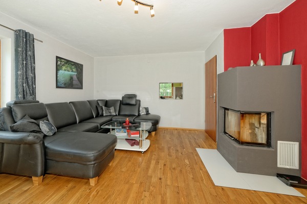 Ferienhaus für 1 bis 7 Personen, 165 m², Wohnbereich, Küche, 3 Schlafzimmer, Bad, Terrasse, WLAN-Wohnzimmer mit Ledercouch und Kachelofen