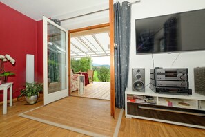 Interior - Vacation home for 1 to 7 people, 165 m², living area, kitchen, 3 bedrooms, bathroom, terrace, WLAN (Unterwössen)